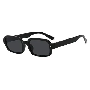 Gafas de sol rectangulares negras de moda con pequeños detalles en forma de estrella