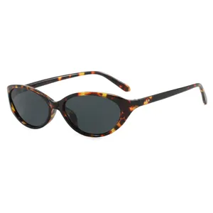 Vintage Katzenaugen-Sonnenbrille mit Schildpatt-Rahmen und dunklen Gläsern für Damen