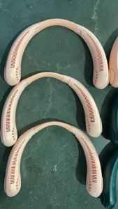 Nahaufnahme mehrerer rosa blattloser Halsventilatoren für die Kühlung beim Sommersport.