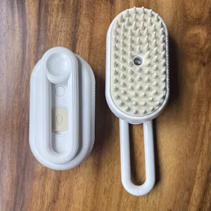 Primer plano detallado de las cerdas de silicona y la boquilla de spray del cepillo blanco