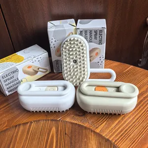 Detalle de cepillos de masaje eléctricos para mascotas en blanco y verde con embalaje.