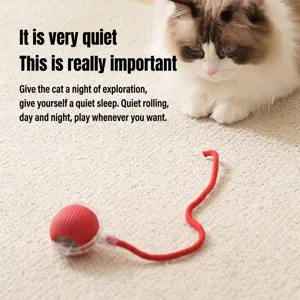 Automatischer interaktiver Haustierspielball mit rotem Schwanz auf Teppich mit Katze