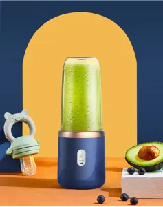 Tragbarer blauer elektrischer Entsafter Becher mit frischem Saft und Avocado-Dekoration