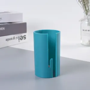 Detailansicht eines blauen zylindrischen Geschenkpapier-Schneiders auf dem Schreibtisch