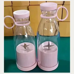Nahaufnahme von zwei tragbaren rosa Mini-Elektro-Entsaftern mit klaren Kunststoffflaschen.