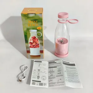Detaillierte Ansicht des rosa tragbaren Mini-Elektromixers mit Anleitung und USB-Kabel