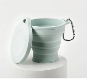 Vista dettagliata della tazza pieghevole in silicone azzurro con moschettone viaggi.