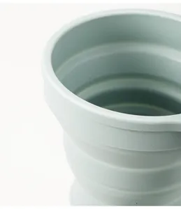 Dettaglio macro della tazza pieghevole in silicone azzurro con trama a strati