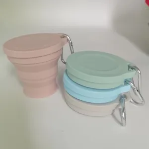 Tazze da viaggio pieghevoli in silicone con moschettoni in stato aperto e chiuso