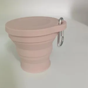 Tazza da viaggio pieghevole in silicone rosa con coperchio e moschettone