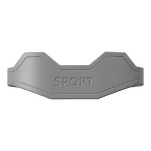 Correa rotuliana deportiva de silicona gris con texto SPORT en relieve para la rodilla.