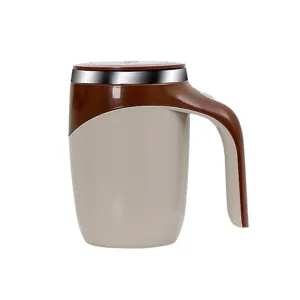 Mug mélangeur automatique marron et beige avec bord en acier inoxydable sur fond blanc