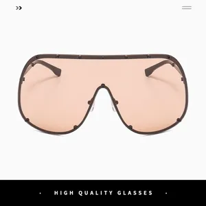 Vista frontal de gafas de sol tipo máscara oversize con tachuelas y lentes tintadas