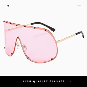 Vista detallada de gafas de sol shield de gran tamaño con lentes rosa y marco dorado