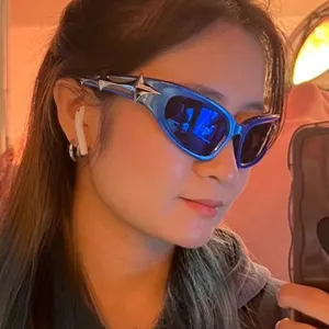 Profilo laterale di occhiali da sole Y2K blu con dettaglio a stella su modella asiatica