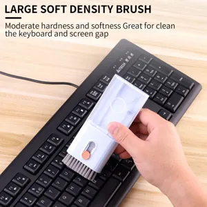 Détail d'une grande brosse douce nettoyant efficacement les interstices d'un clavier