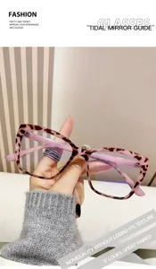 Dettaglio di occhiali cat-eye di tendenza con stampa leopardata e lenti anti luce blu.
