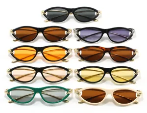 Collectie trendy cat eye-zonnebrillen voor 2025 met uniek gouden kettingontwerp aan de poot.