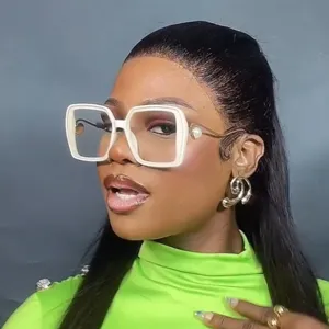 Nahaufnahme einer weißen übergroßen quadratischen Sonnenbrille mit elegantem Perlendetail