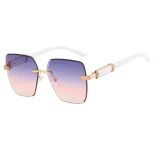 Gafas de sol poligonales sin montura con lentes degradadas en violeta y rosa.