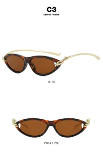 Minimalistische cat-eye zonnebril met schildpadpatroon in voor- en zijaanzicht