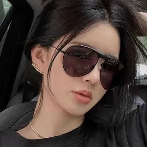 Primer plano de gafas de sol de aviador de metal premium para estilo urbano y fotos