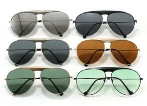 Vista detallada de la colección de gafas de sol aviador con diversas monturas de metal de color