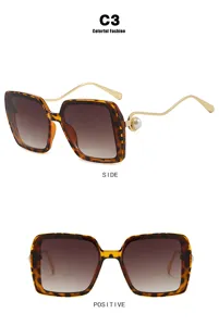 Detailansicht der Schildpatt-Sonnenbrille mit goldfarbenen Perlenbügeln und Verlaufsgläsern