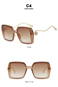 Detailansichten der übergroßen quadratischen Sonnenbrille mit Perlenbügeln in Braun