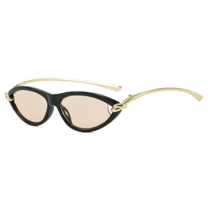 Trendy cat-eye zonnebril met zwart montuur en gouden metalen pootjes voor een luxe look