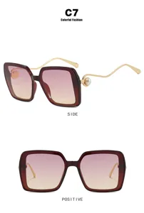 Detailansicht der quadratischen Perlen-Sonnenbrille in Weinrot, Seiten- und Frontseite