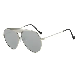 Gafas de sol aviador de moda con montura de metal plateado y lentes grises clásicos.