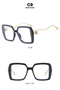 Front- und Seitenansicht der übergroßen quadratischen Sonnenbrille mit Perlendetails
