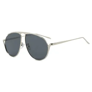 Premium zilveren metalen aviator zonnebril met donkere glazen voor mode en rijden