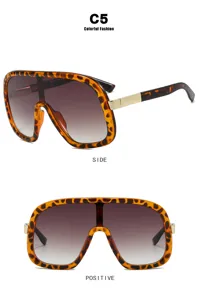 Viste frontali e laterali complete di occhiali da sole scudo leopardati oversize