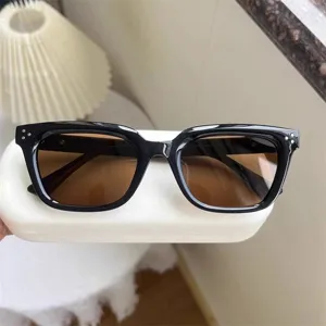 Vintage μαύρα γυαλιά ηλίου cat-eye για γυναίκες με διακοσμητικά μεταλλικά καρφιά στο πλαίσιο