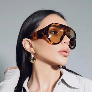 Stilvolles Modell mit übergroßer Schildpatt-Sonnenbrille und getönten braunen Gläsern