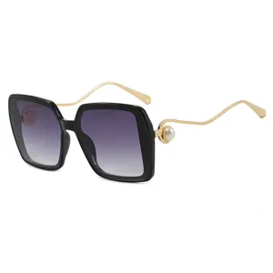 Modische quadratische Damen-Sonnenbrille mit Perlenverzierung und goldfarbenen Wellenbügeln