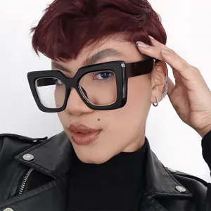 Nahaufnahme einer stylischen schwarzen quadratischen Brille mit Blaulichtfilter