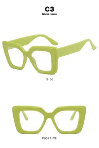 Detailansicht der lindgrünen klobigen Brille mit quadratischem Rahmen