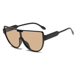 Occhiali da sole aviator oversize con lenti colorate per un look alla moda e trendy.