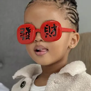 Süße rote quadratische Kindersonnenbrille mit chinesischen Zeichen für Neujahrsparty