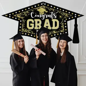 Schwarzer Abschluss-Hintergrund in Doktorhut-Form mit Congrats GRAD Bannertext