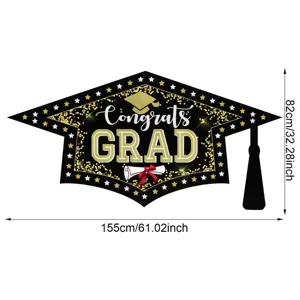 Abschluss-Hintergrund in Doktorhut-Form mit „Congrats GRAD“ Schriftzug und Maßen