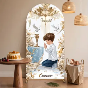 Fondo arqueado para comunión de niño con niño rezando, palomas y flores doradas