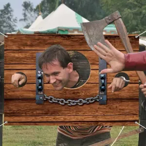 Sfondo fotografico gogna medievale per giochi interattivi di escape room e feste a tema prigioniero