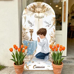 Fondo de bautizo arqueado con niño rezando, palomas blancas y rosas de decoración