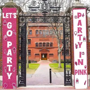 Δύο ροζ και λευκά πανό 'Party in Pink' κρεμασμένα σε μια διακοσμητική πύλη