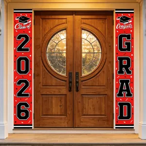 Κόκκινα πανό πόρτας αποφοίτησης 2026 με Class of 2026 και Congrats Grad σήματα