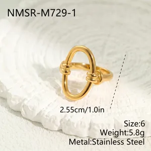 Detailansicht des goldenen Edelstahl-Knotenrings mit Größen- und Gewichtsangaben